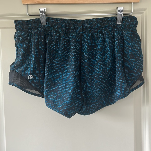 lululemon athletica Pants - Lululemon Hotty Hot Short (2.5")
